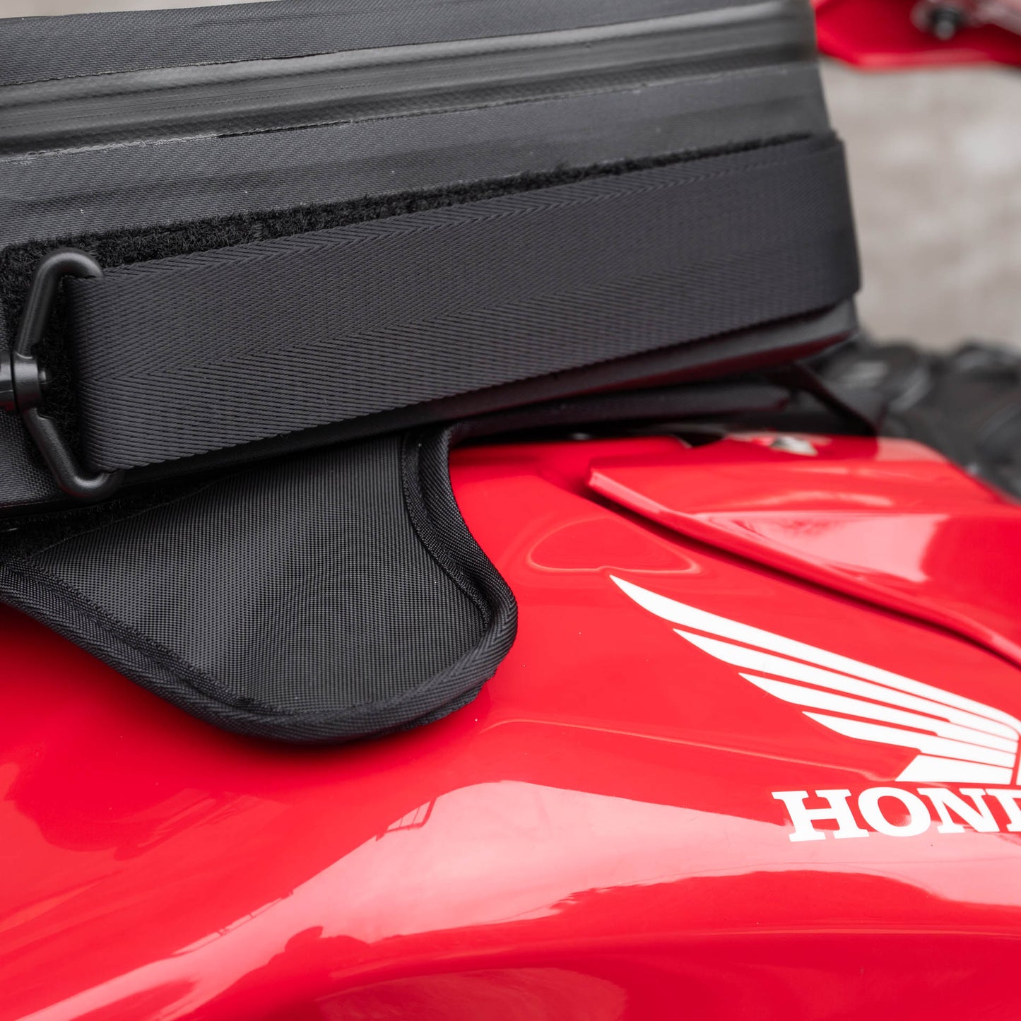 早鳥預購價（九月開始出貨）：上山旅 Rainstopper 防雨磁吸油箱包 Honda CBR650R 適用