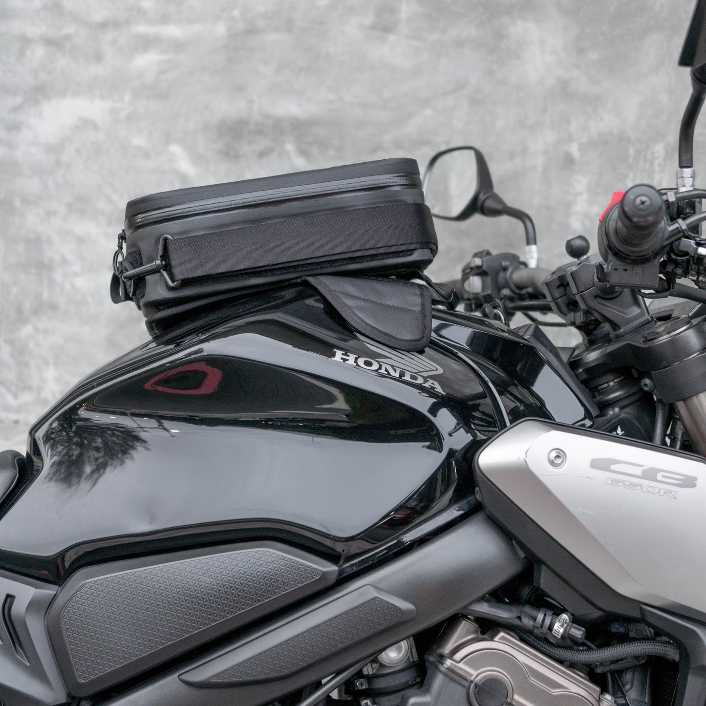 Pre-order (ship in September): "Rainstopper" magnetic tank bag for Honda CB650R
