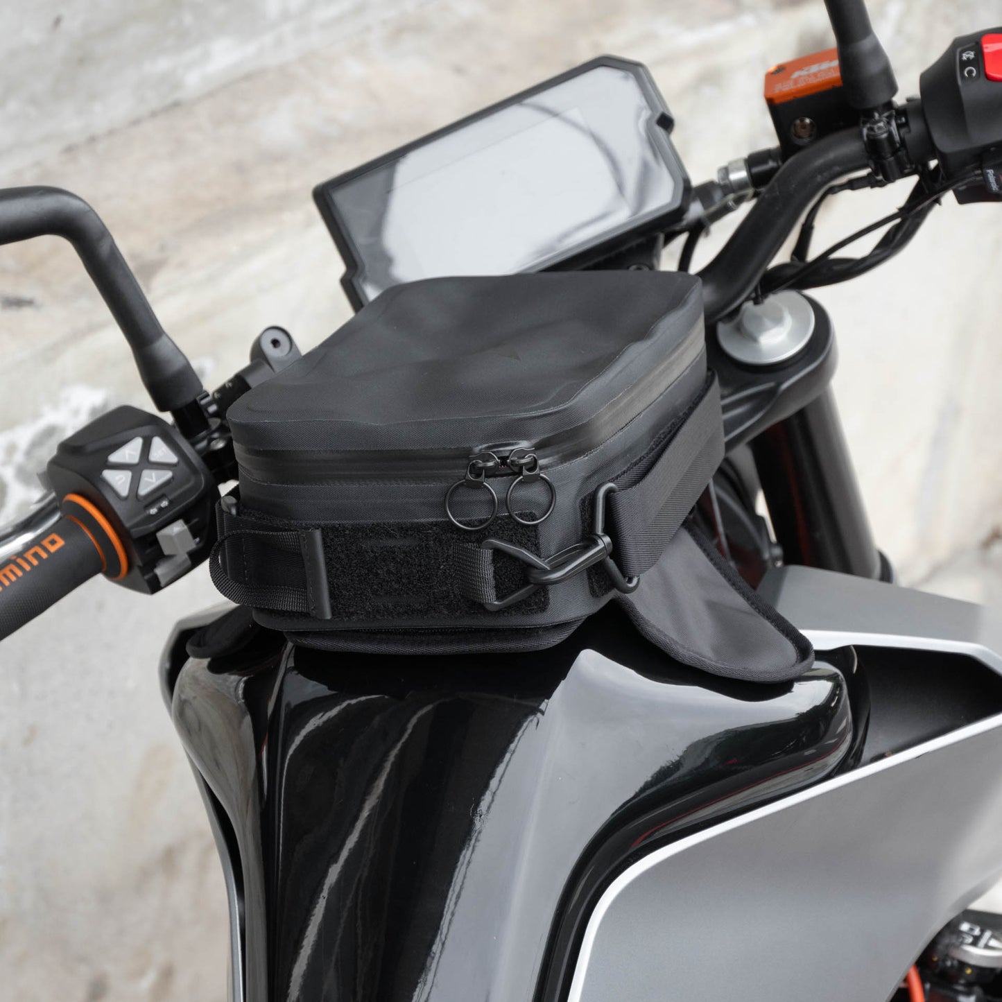 Pre-order special price: "Rainstopper" magnetic tank bag for KTM 390 Duke