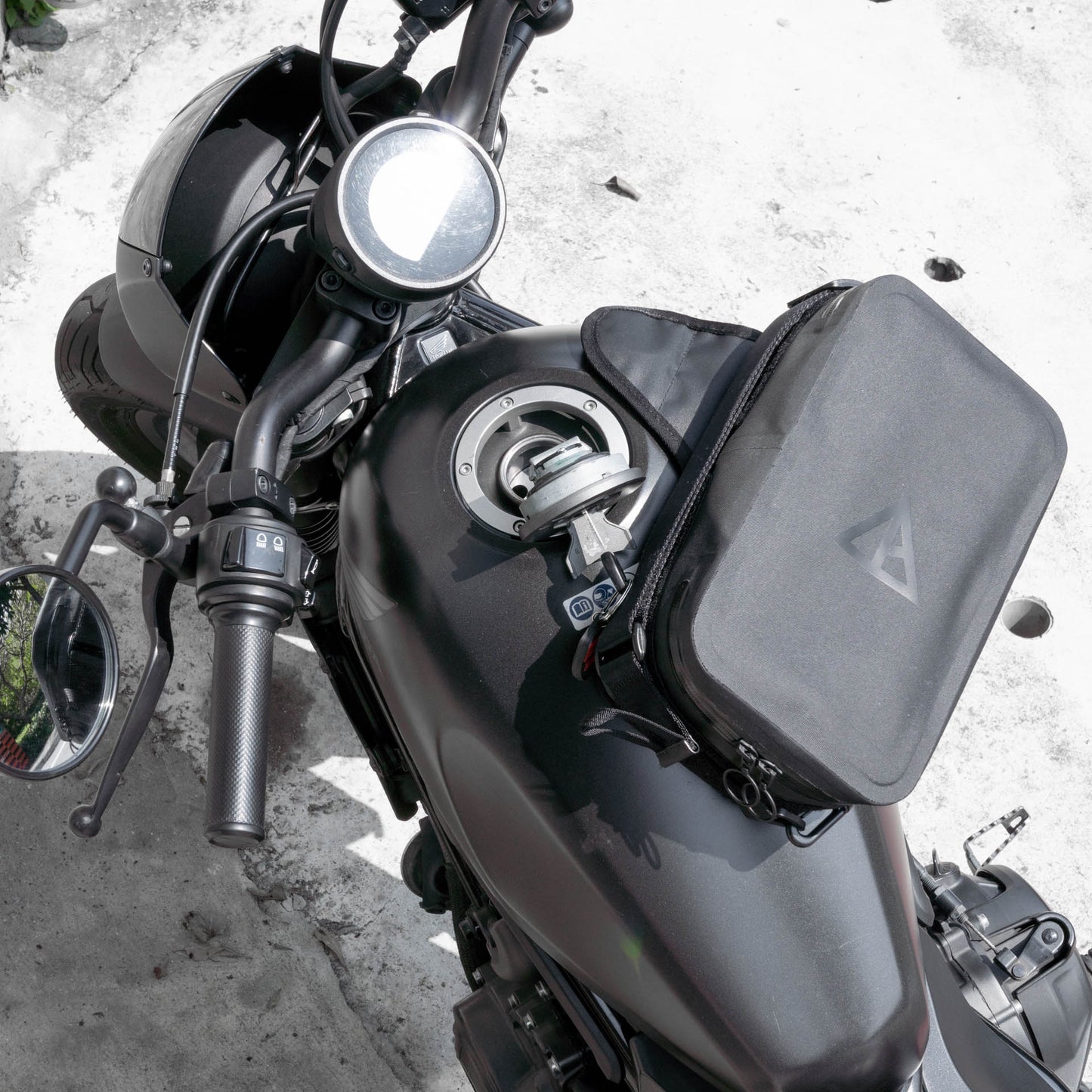 Pre-order (ship in September): "Rainstopper" magnetic tank bag for Honda Rebel 500/250