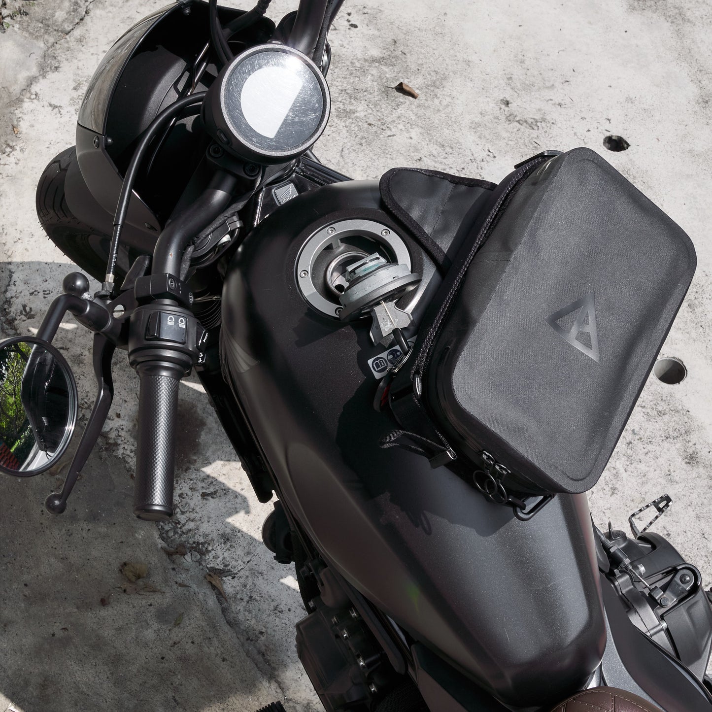"Rainstopper" magnetic tank bag for Honda Rebel 500/250
