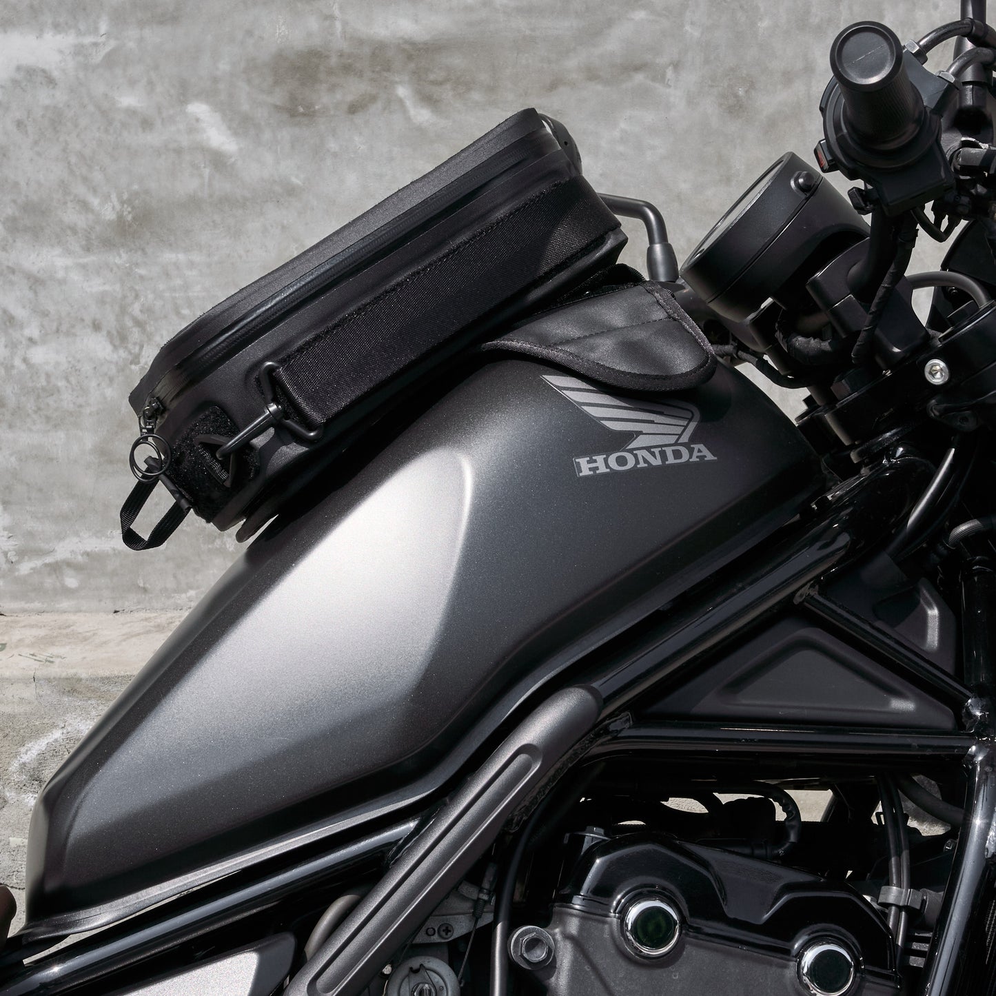 "Rainstopper" magnetic tank bag for Honda Rebel 500/250