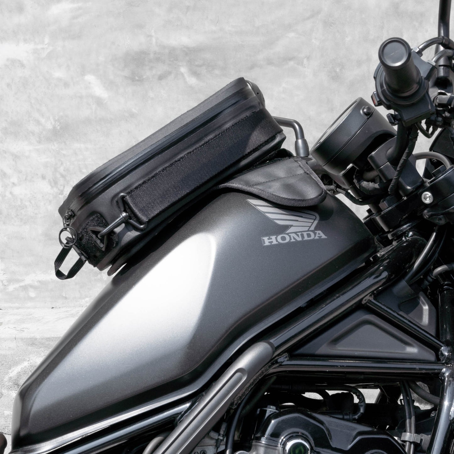 Pre-order (ship in September): "Rainstopper" magnetic tank bag for Honda Rebel 500/250