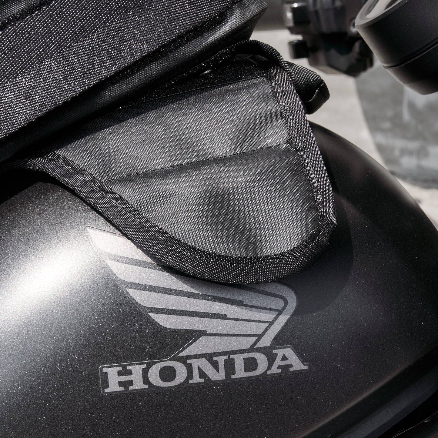 "Rainstopper" magnetic tank bag for Honda Rebel 500/250