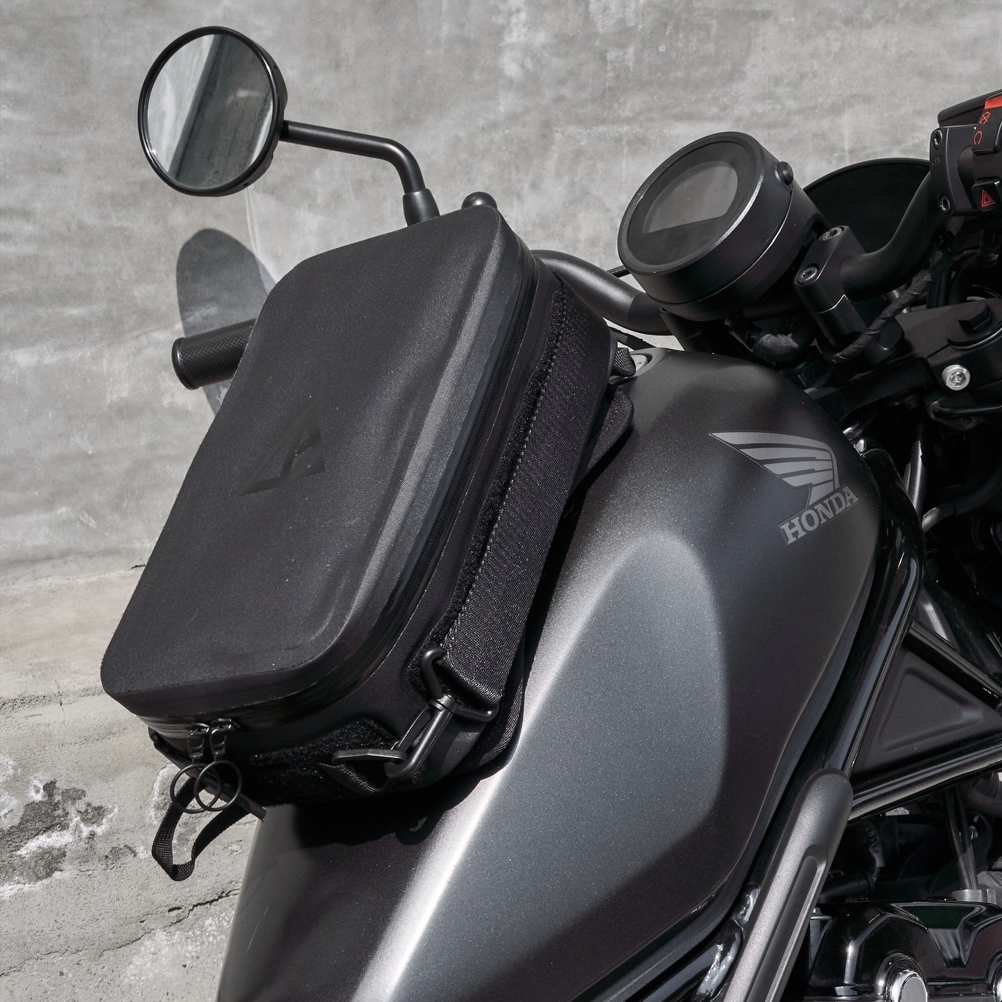 "Rainstopper" magnetic tank bag for Honda Rebel 500/250