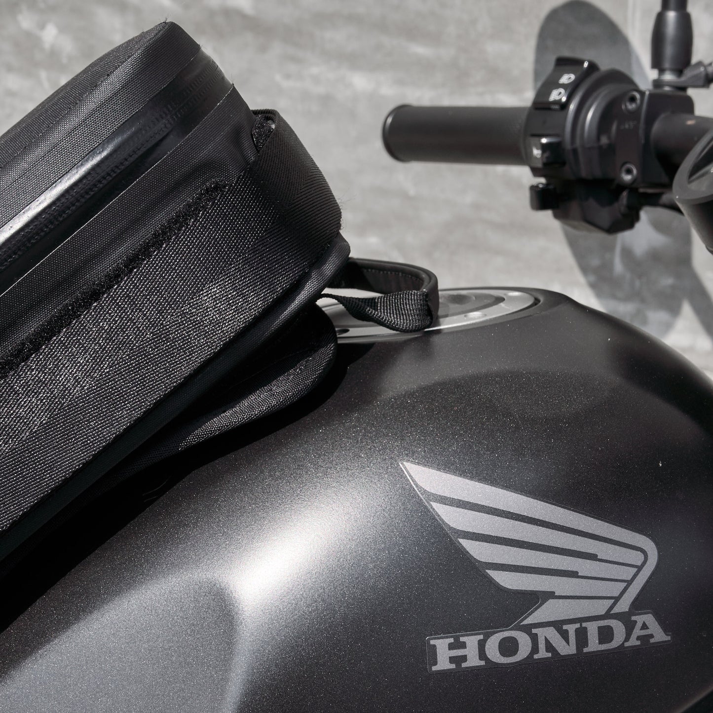 "Rainstopper" magnetic tank bag for Honda Rebel 500/250