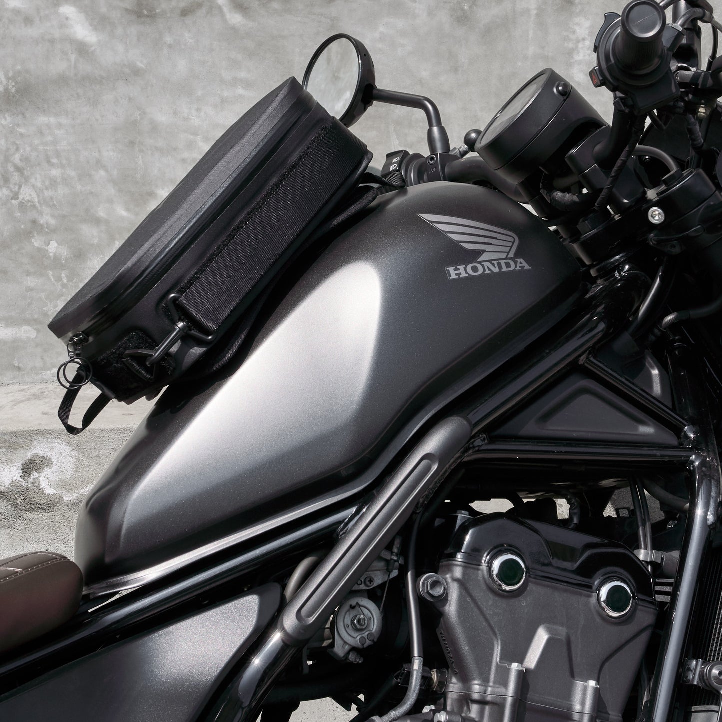 "Rainstopper" magnetic tank bag for Honda Rebel 500/250