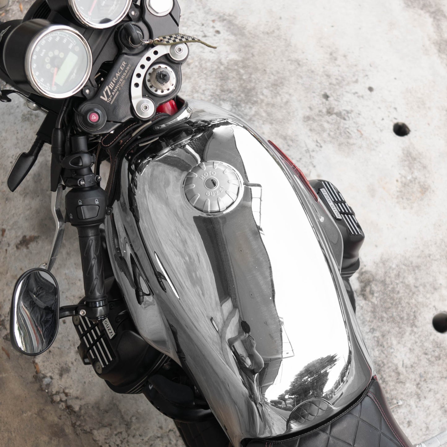 Pre-order special price: "Rainstopper" magnetic tank bag for Moto Guzzi V7