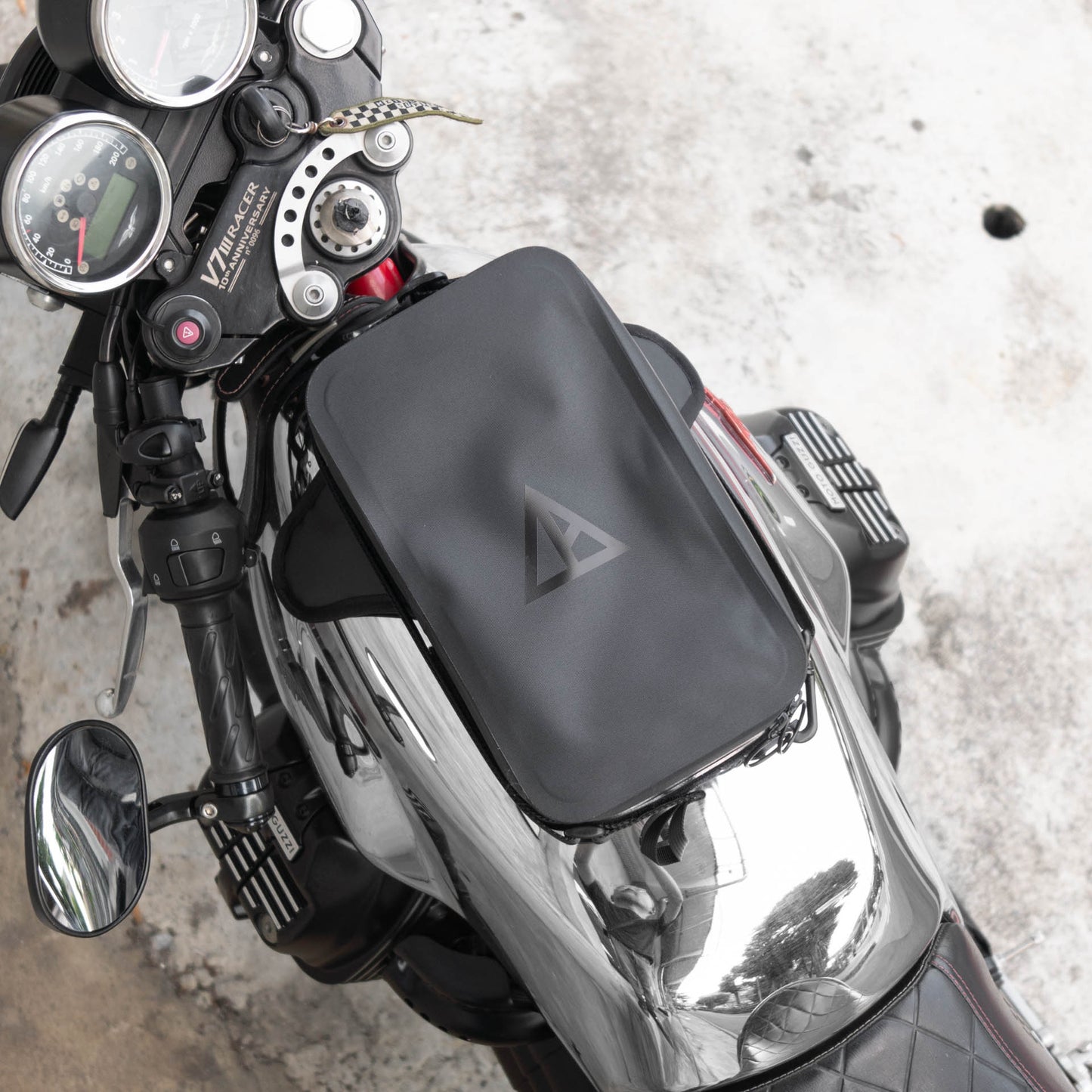 Pre-order special price: "Rainstopper" magnetic tank bag for Moto Guzzi V7