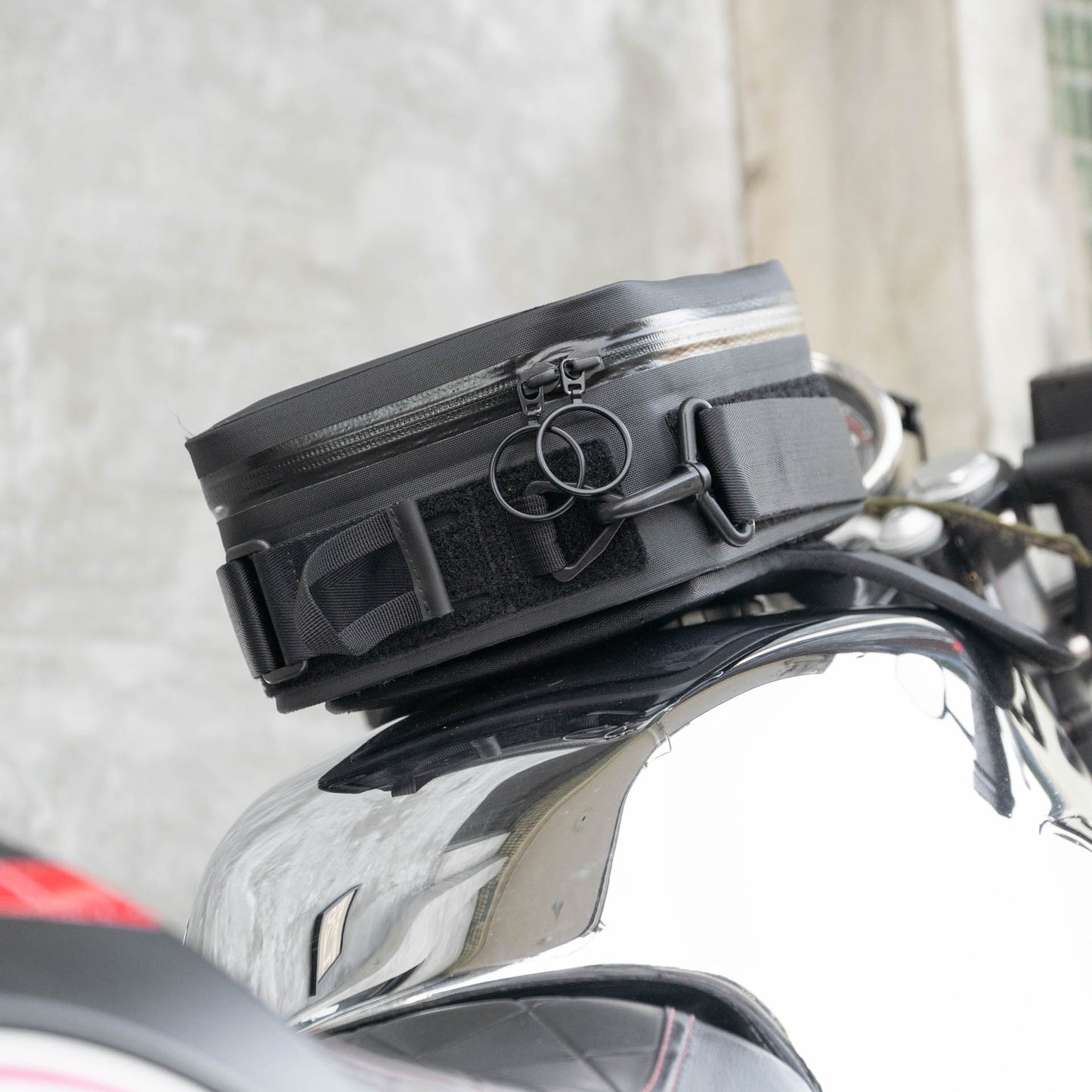 Pre-order special price: "Rainstopper" magnetic tank bag for Moto Guzzi V7