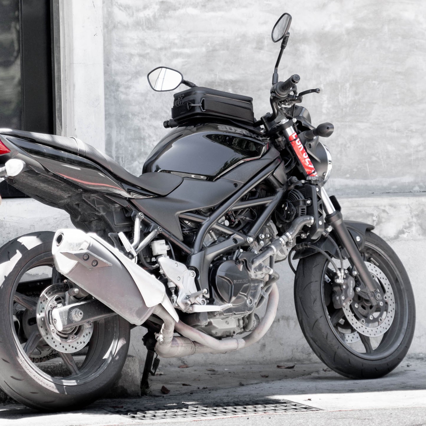 Pre-order (ship in September): "Rainstopper" magnetic tank bag for Suzuki SV650