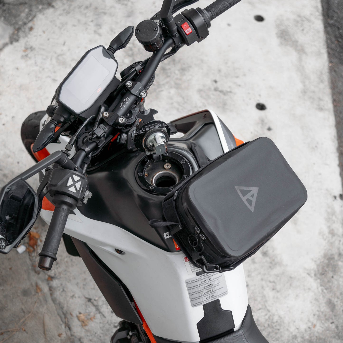 Pre-order (ship in September): "Rainstopper" magnetic tank bag for KTM 890 / 790 Duke