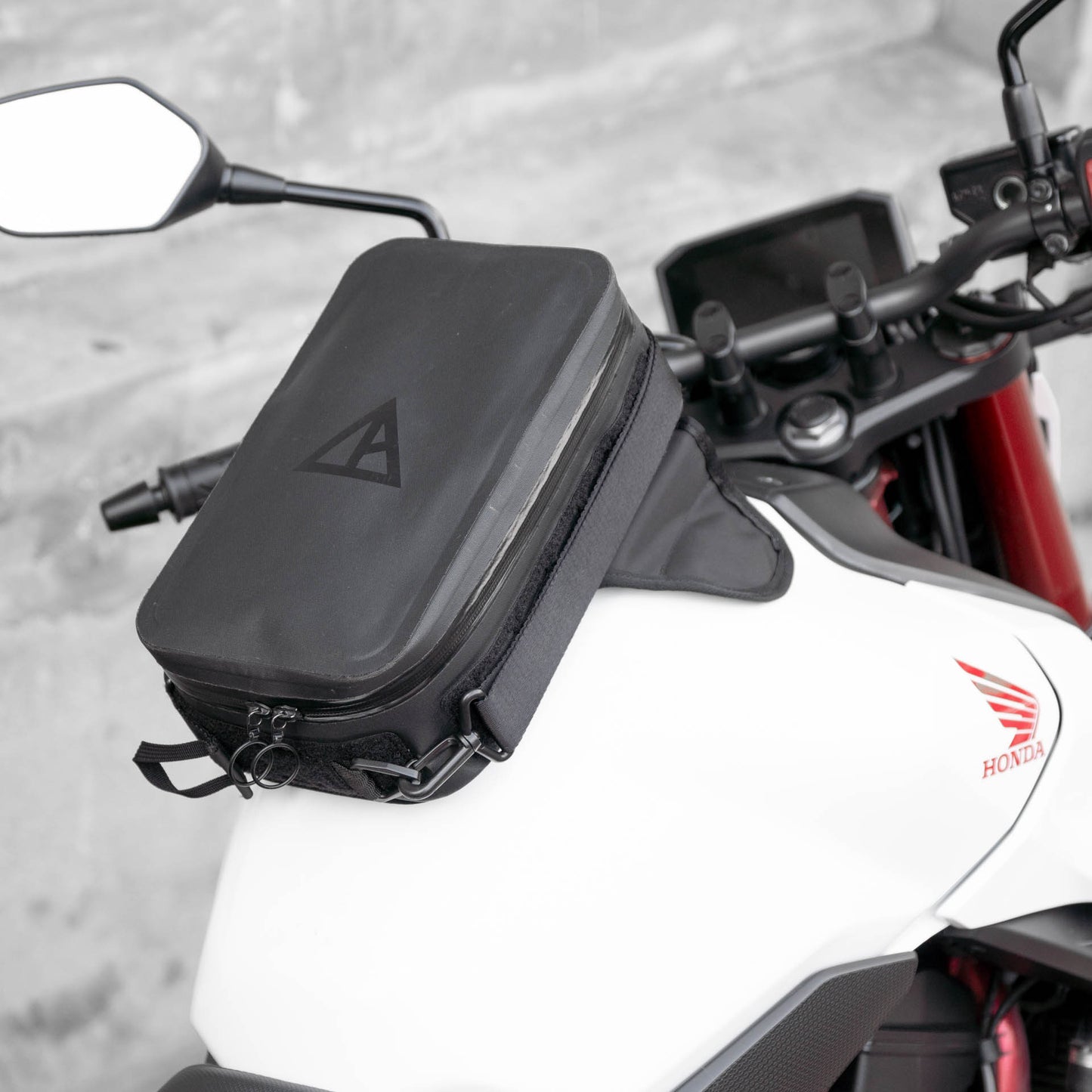 Pre-order (ship in September): "Rainstopper" magnetic tank bag for Honda CB750 Hornet