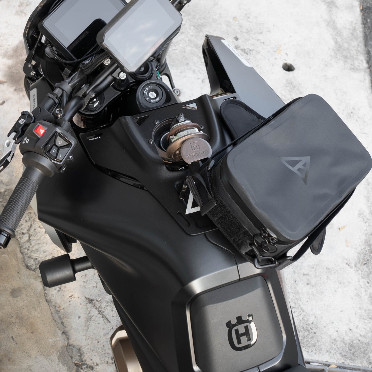 Pre-order (ship in September): "Rainstopper" magnetic tank bag for Husqvarna Svartpilen 801 (tank rack required)