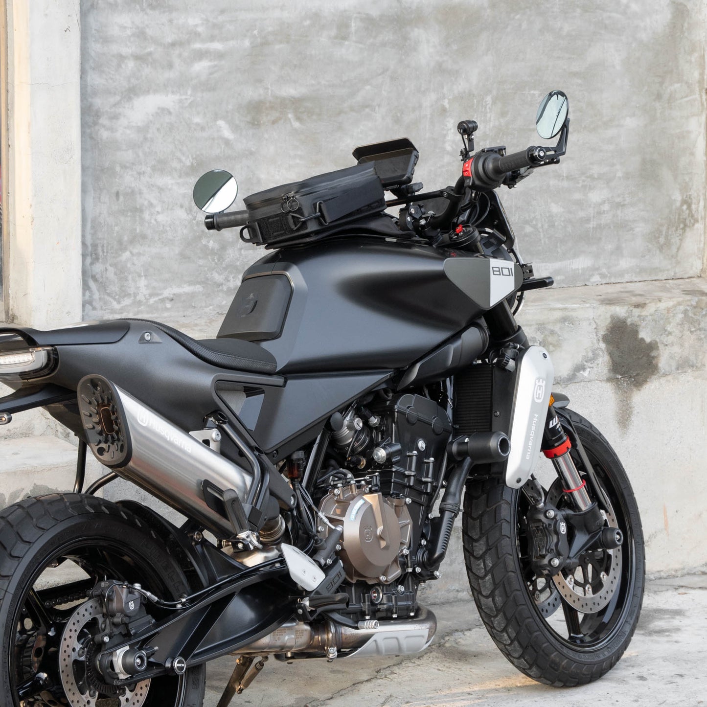 Pre-order (ship in September): "Rainstopper" magnetic tank bag for Husqvarna Svartpilen 801 (tank rack required)