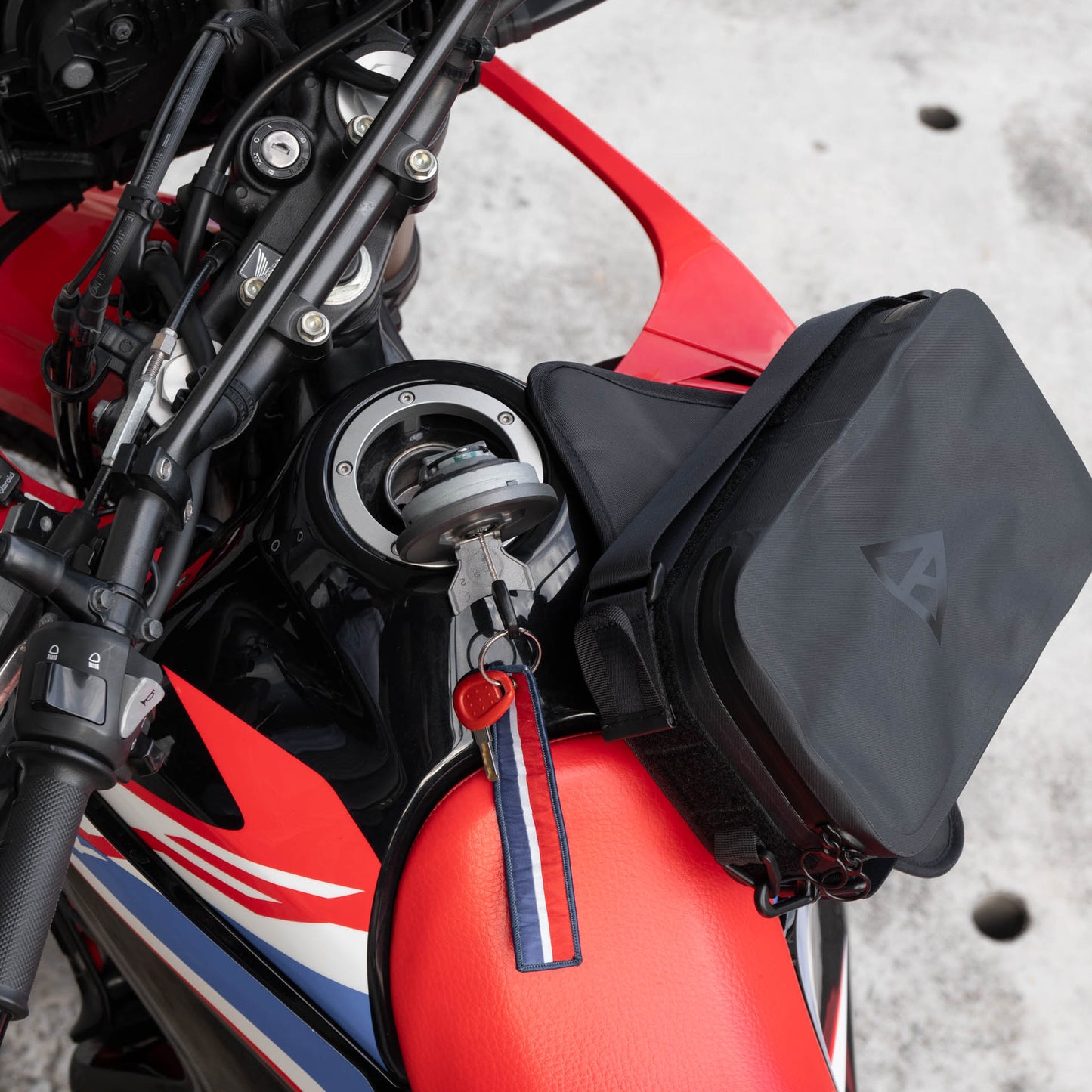 早鳥預購價：上山旅 Rainstopper 防雨磁吸油箱包 Honda CRF300 Rally 適用
