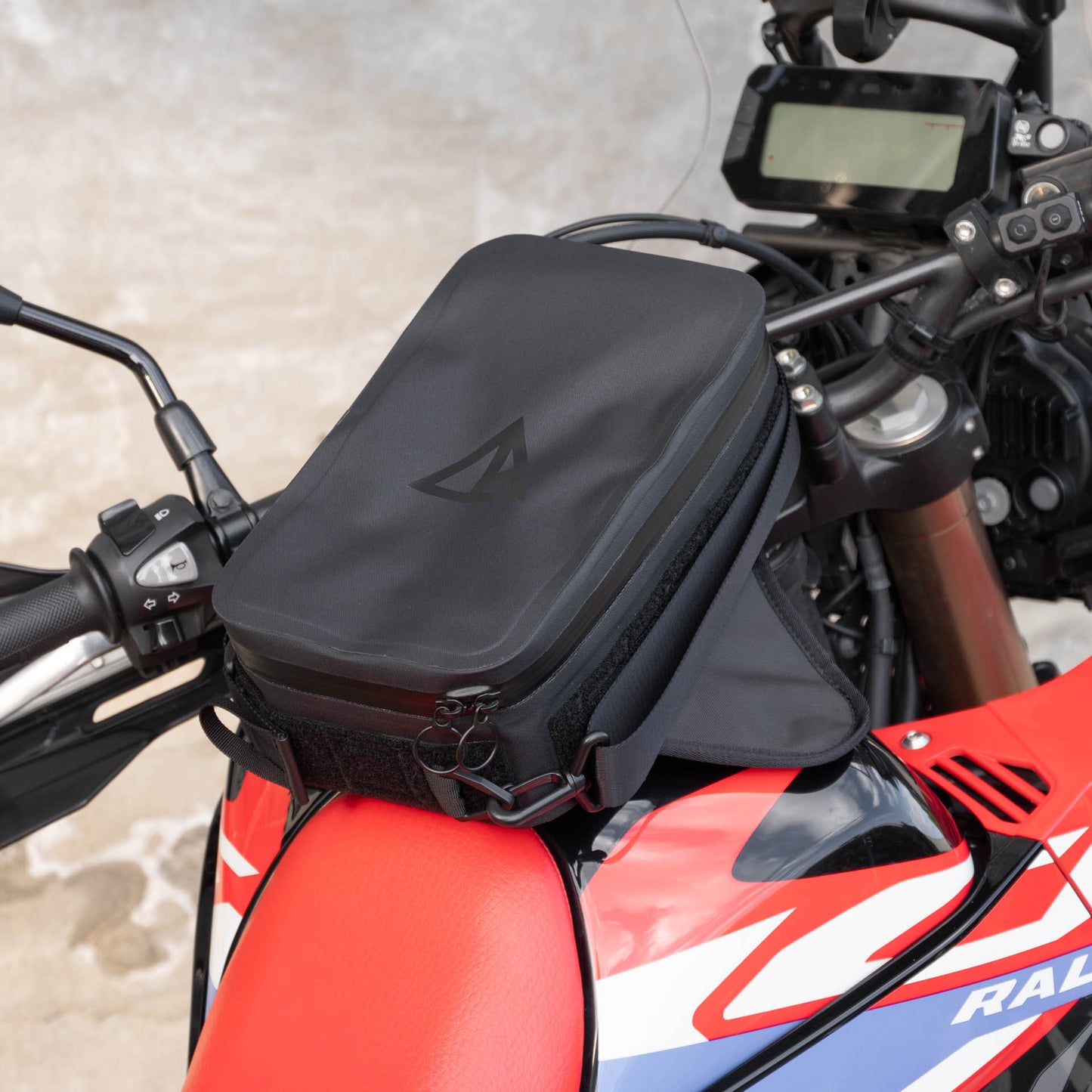 早鳥預購價：上山旅 Rainstopper 防雨磁吸油箱包 Honda CRF300 Rally 適用