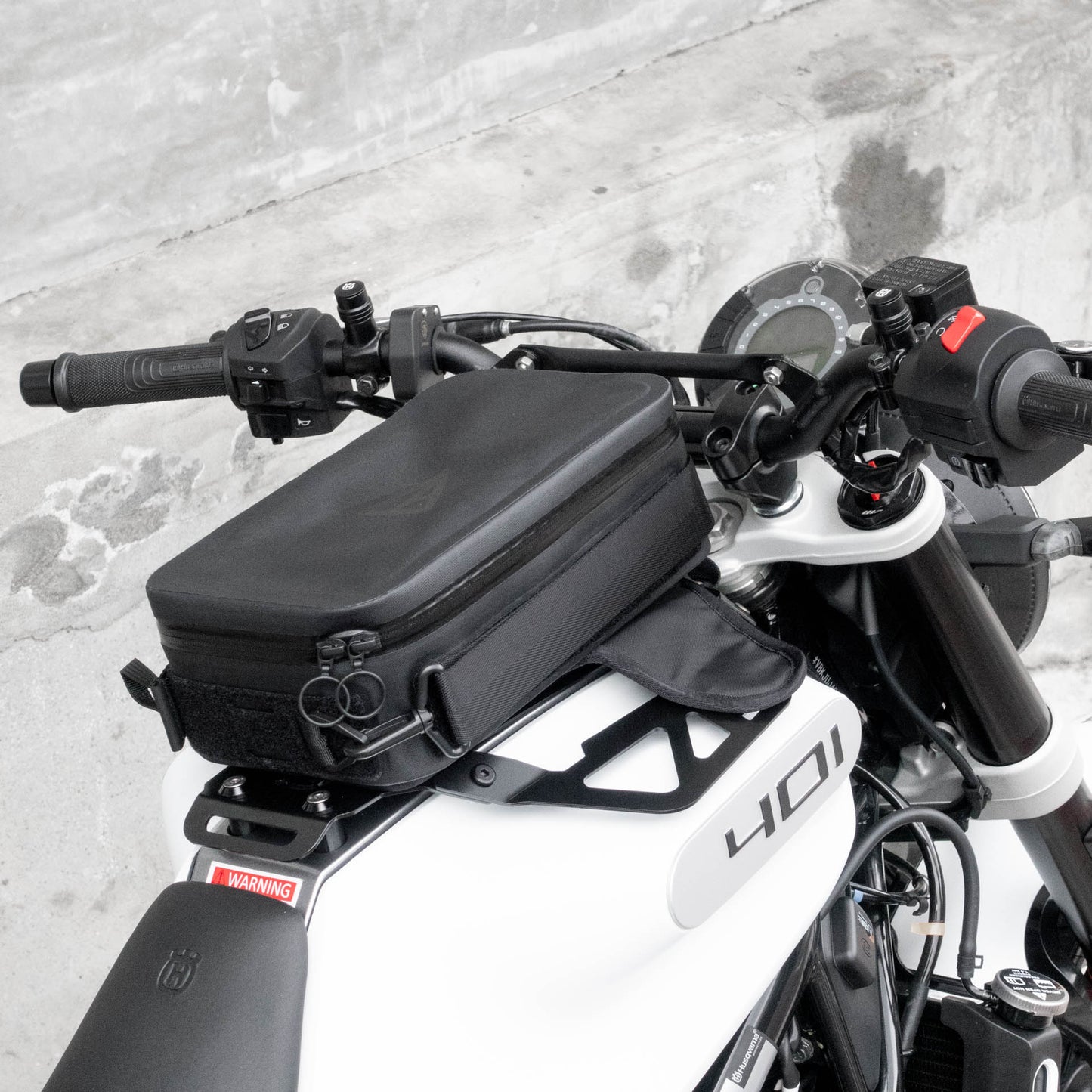 Pre-order (ship in September): "Rainstopper" magnetic tank bag for Husqvarna Vitpilen Gen 2 (2020-2023) with steel tank rack