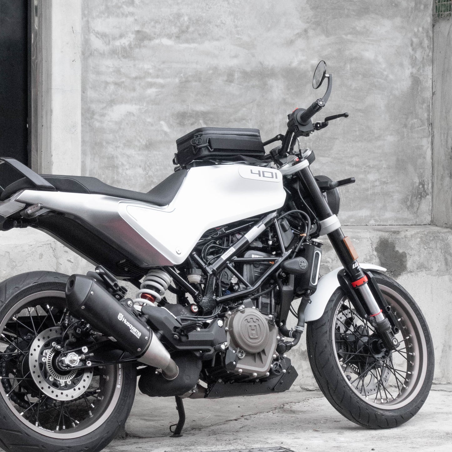 Pre-order (ship in September): "Rainstopper" magnetic tank bag for Husqvarna Vitpilen Gen 2 (2020-2023) with steel tank rack