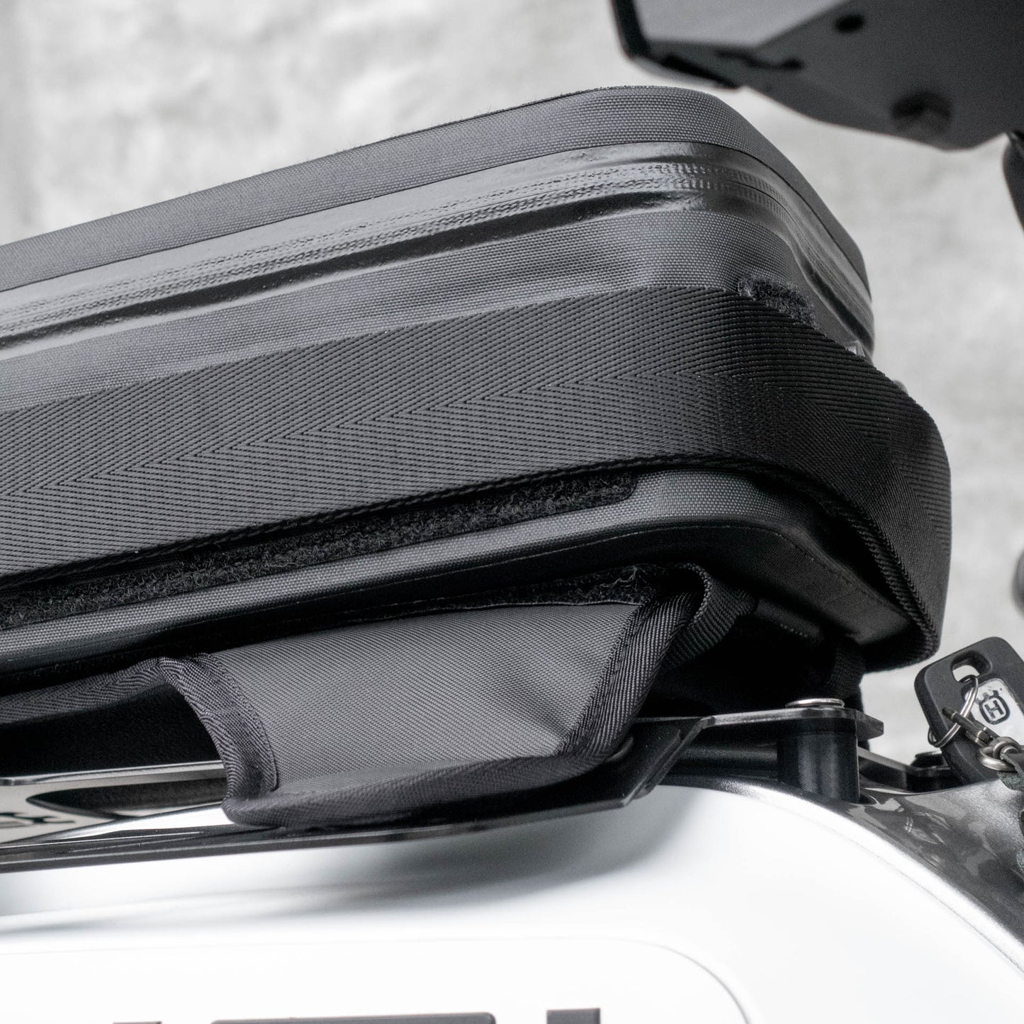 Pre-order (ship in September): "Rainstopper" magnetic tank bag for Husqvarna Vitpilen Gen 2 (2020-2023) with steel tank rack