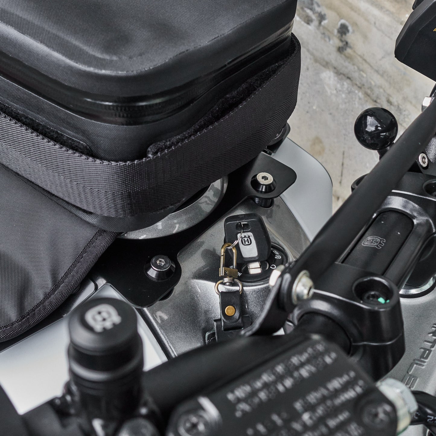 上山旅 Rainstopper 防雨磁吸油箱包 Vitpilen 白箭二代適用（2020-2023 年式）含鋼製油箱架