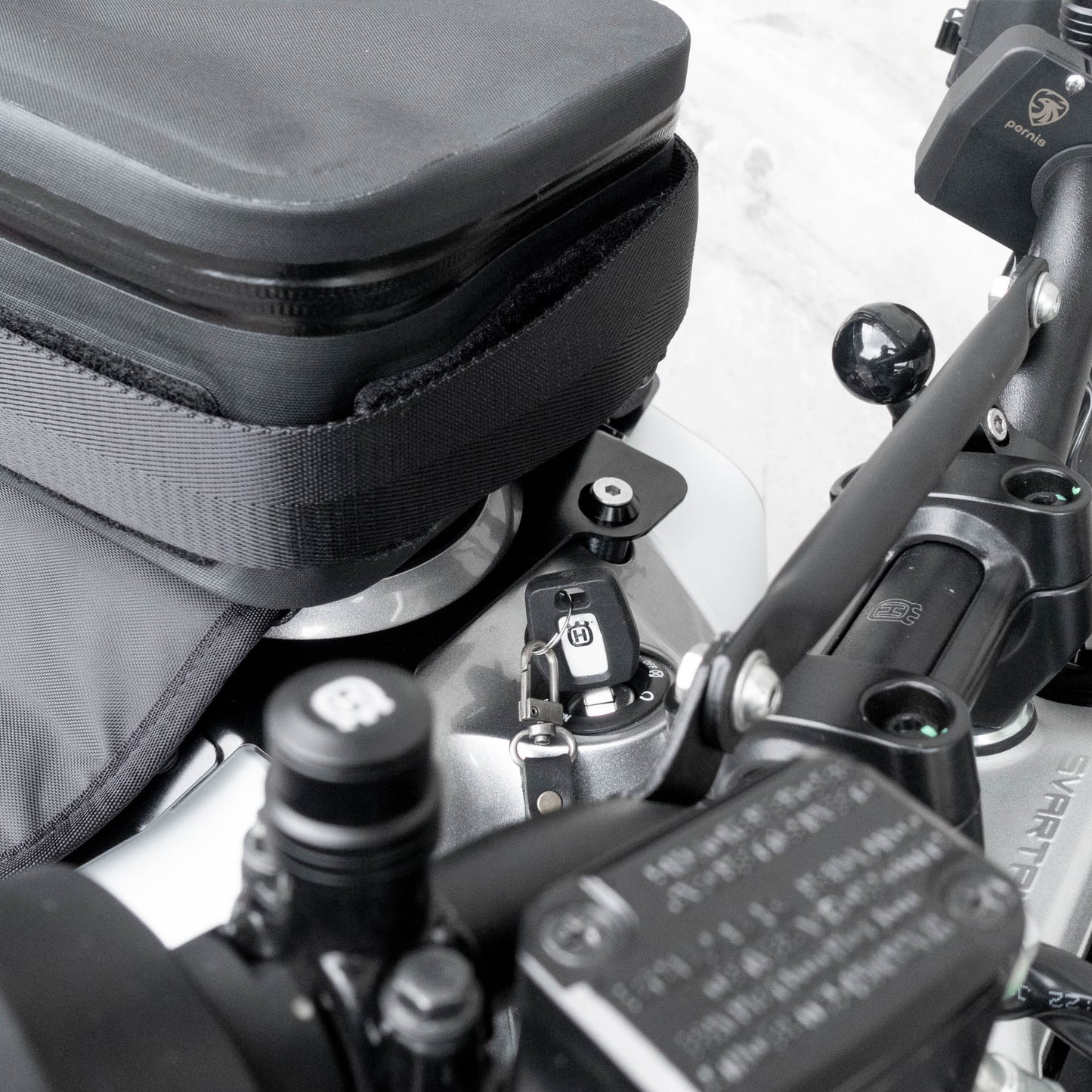 Pre-order (ship in September): "Rainstopper" magnetic tank bag for Husqvarna Vitpilen Gen 2 (2020-2023) with steel tank rack