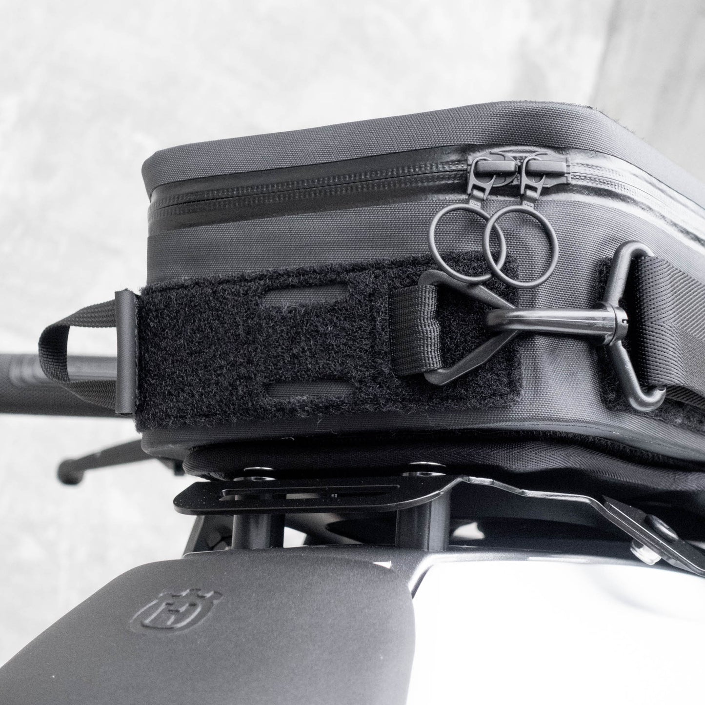 Pre-order (ship in September): "Rainstopper" magnetic tank bag for Husqvarna Vitpilen Gen 2 (2020-2023) with steel tank rack