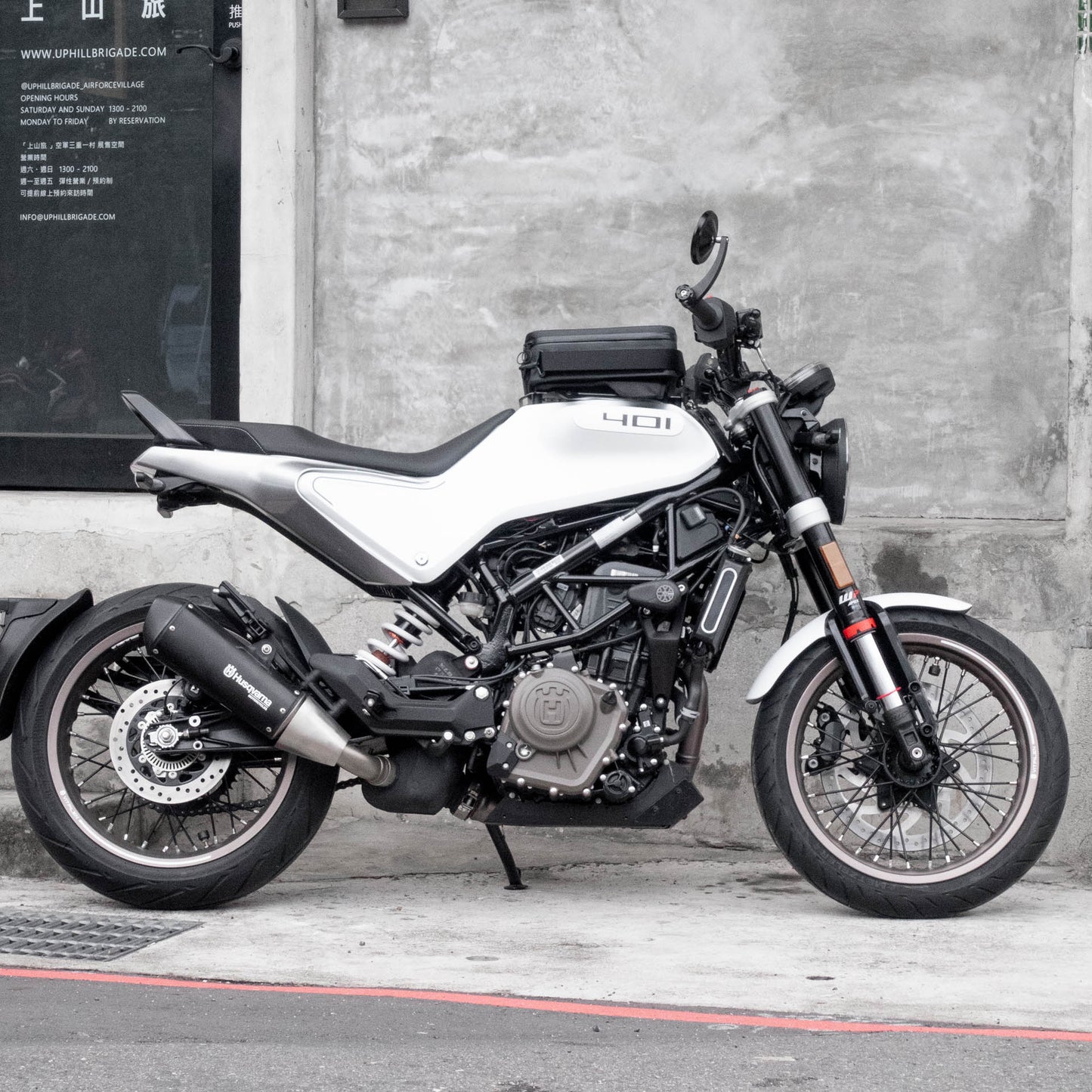 Pre-order (ship in September): "Rainstopper" magnetic tank bag for Husqvarna Vitpilen Gen 2 (2020-2023) with steel tank rack