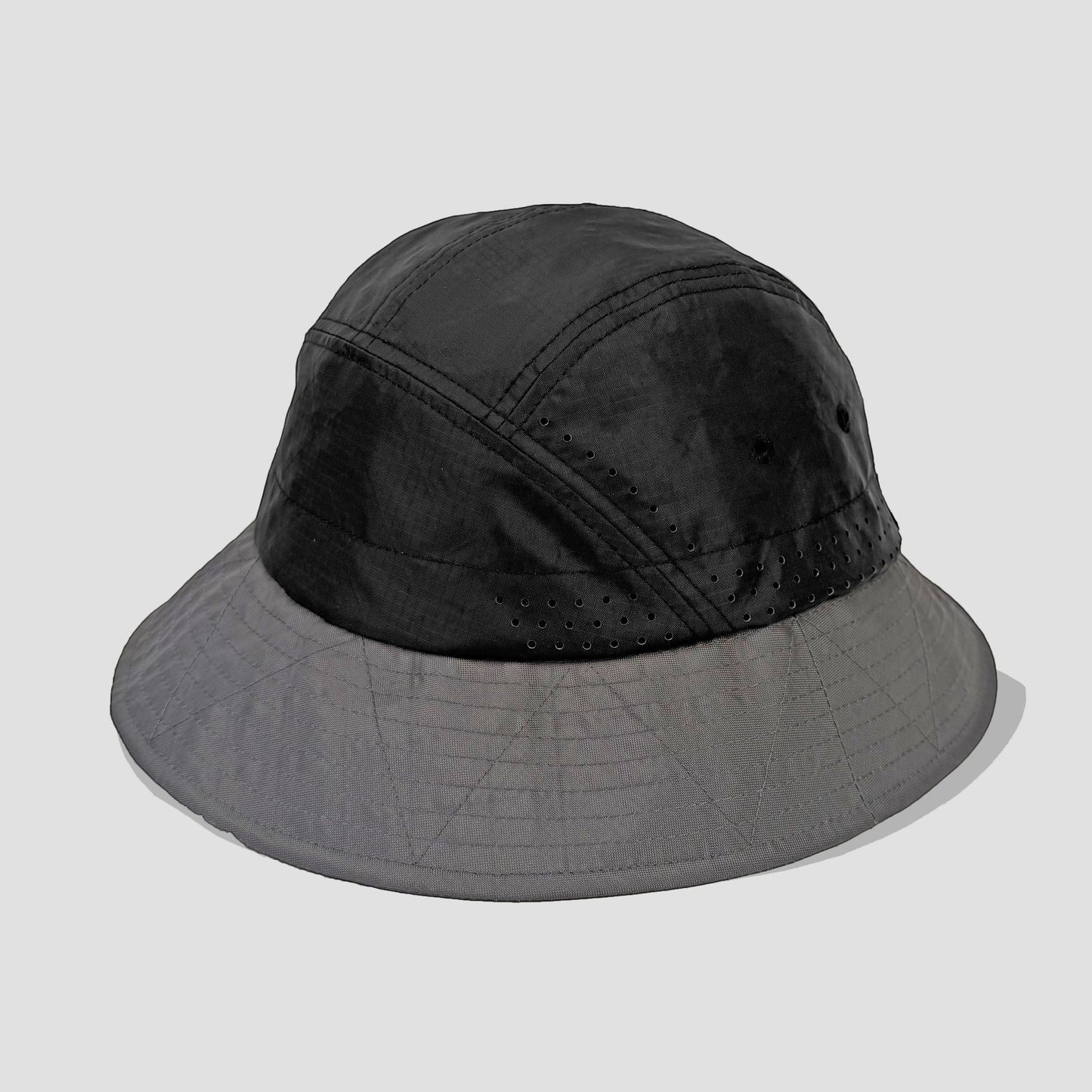 CODE OF BELL BASI[X]™ Rover Hat 漁夫帽，黑色帽頂搭配灰色帽簷，尼龍材質，雷射切割透氣孔，適合戶外活動。