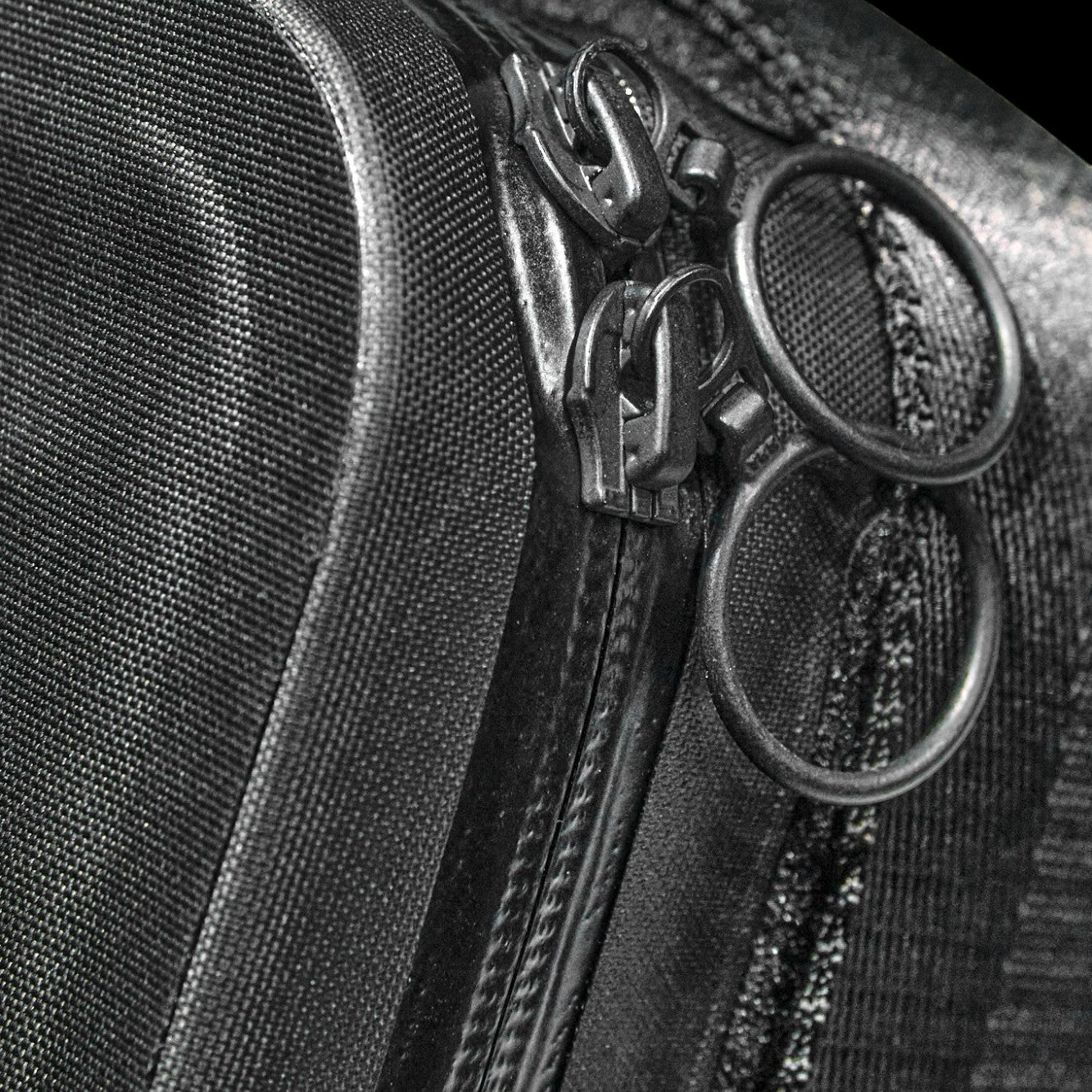 rainproof magnetic motorcycle tank bag that converts to a shoulder bag in less than a second